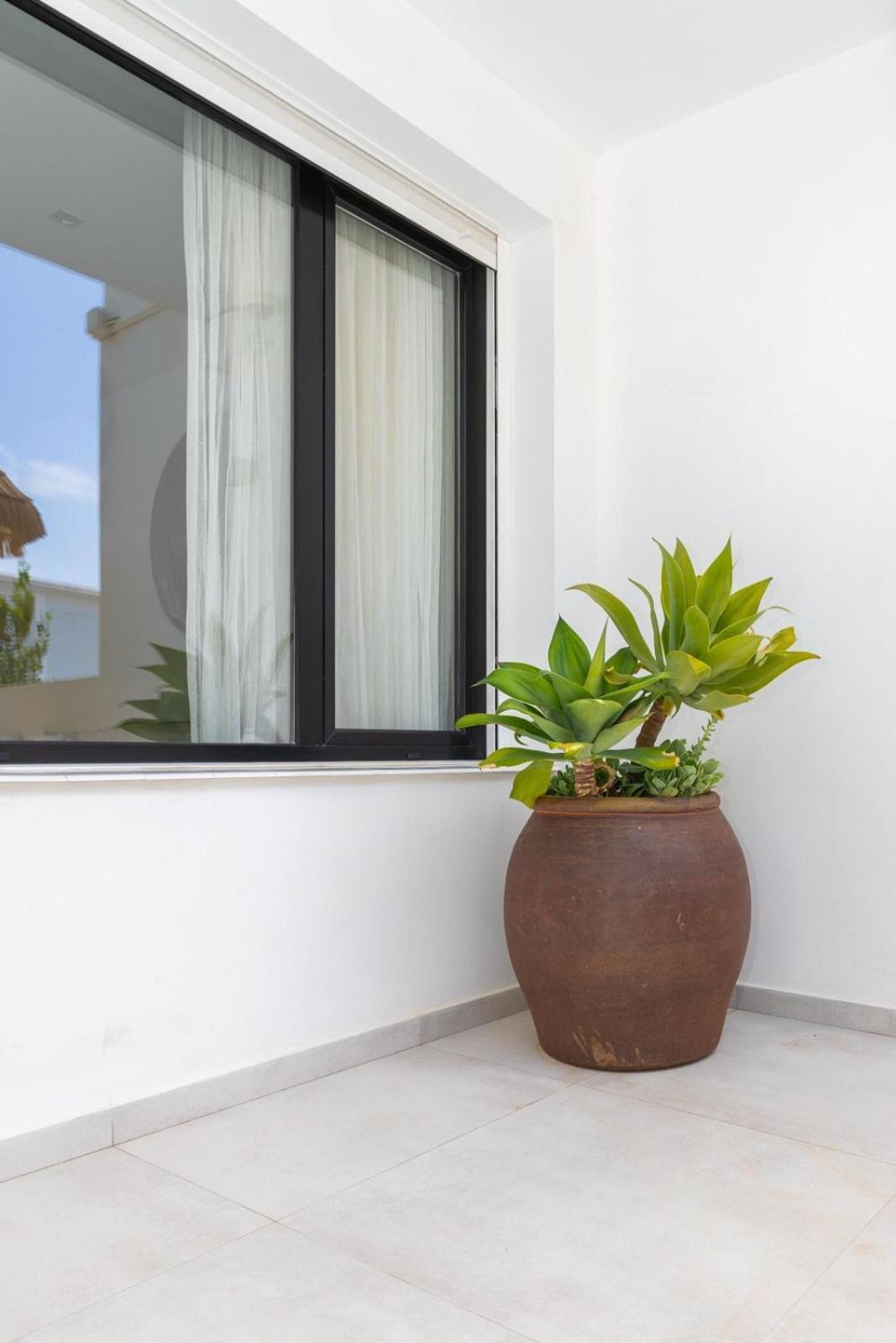 La Cala Beach Home - Beachfront Few Steps Away From Sandy Beach 卡拉德米哈斯 外观 照片